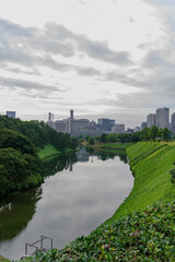 東京、半蔵門から見えるお堀の風景　遠景