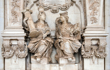 Statues décoratives dans l'université de Coimbra, Portugal