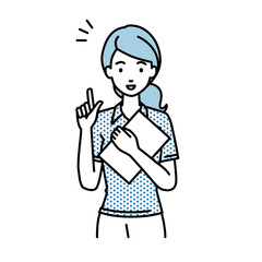 立って書類を手に持って何かひらめいたポロシャツの女性