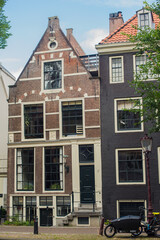 Fototapeta na wymiar old houses in Amsterdam 