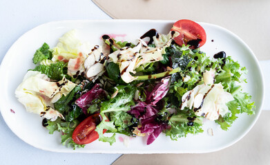 green sald with balsamic sauce 