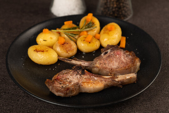 Gebratene Lamm Rippchen mit Bratkartoffeln und Möhren