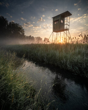 Sonnenaufgang in Brandenburgischer Auenlandschaft mit Hochsitz an der Nuthe.