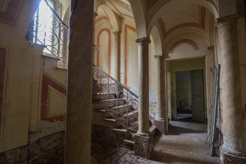 Fototapeta premium Scalinata con colonne in villa abbandonata