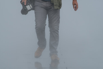 Fotograf bei der Arbeit im Nebel 