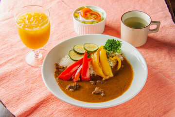 野菜カレーセット（ドリンク、サラダ、スープ付）