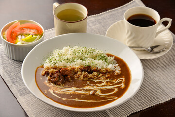 ビーフカレーのセット（コーヒー、サラダ、スープ付）