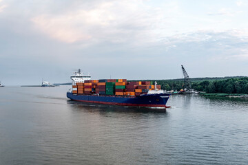 Fototapeta premium Large cargo ship is transporting containers. Sea freight transport (568)