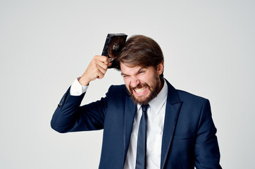 Naklejka premium business man in suit and technology hard drive information