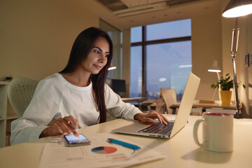 Obraz na płótnie Canvas Businesswoman working with mobile phone and laptop