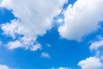 Obraz na płótnie Canvas 太陽の日差しと爽やかな青空と雲の背景素材_e_10