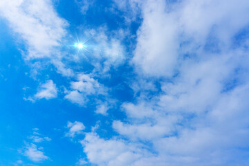 太陽の日差しと爽やかな青空と雲の背景素材_e_25