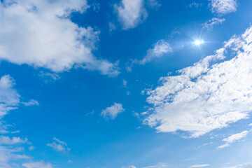 太陽の日差しと爽やかな青空と雲の背景素材_e_26