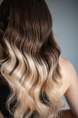 Obraz premium stylist hairdresser makes a hairstyle for a girl in his beauty salon, hollywood wave, beautiful hairstyle, hairdresser at work