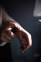 the stylist demonstrates the hair product on his hand, the hair stylist and his tools, the stylist's shooting content