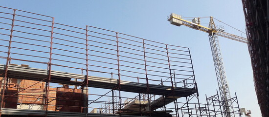 Lavori in corso nel cantiere edile in autunno