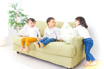 家で仲良く遊ぶ子供