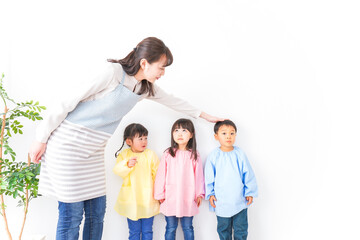 Fototapeta premium 保育士と子どもたち