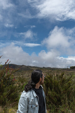 1 hombre latino con pelo largo mirando al horizonte 
