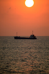 Obraz premium 夕日と船