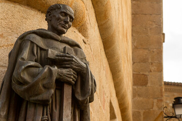 Obraz premium Estatua o Statue en la ciudad de Caceres, comunidad autonoma de Extremadura, pais de España o Spain
