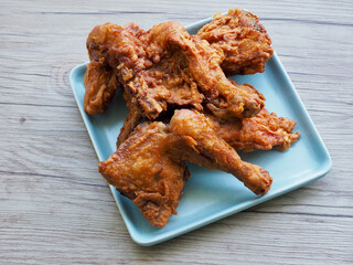 도자기 그릇에 담긴 프라이드 치킨 