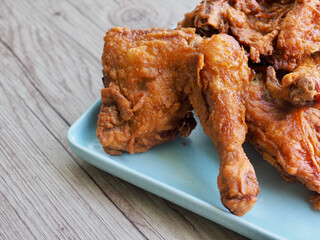 도자기 그릇에 담긴 프라이드 치킨 