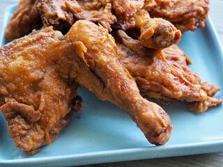 도자기 그릇에 담긴 프라이드 치킨 