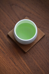 日本茶が淹れられた湯飲み茶碗