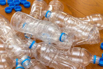たくさんの空のペットボトルとキャップ