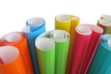 Vinylfolien in verschiedenen Farben aufgerollt auf weißem Hintergrund - hochwertig und...