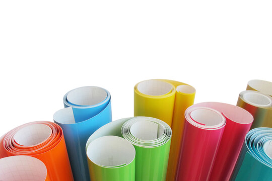 Vinylfolien in verschiedenen Farben aufgerollt auf wei&szlig;em Hintergrund