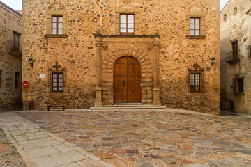 Fototapeta na wymiar Edificio Antiguo o Old Building en la ciudad de Caceres, comunidad autonoma de Extremadura, pais de España o Spain