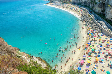 długa piaszczysta plaża w Tropea - obrazy, fototapety, plakaty