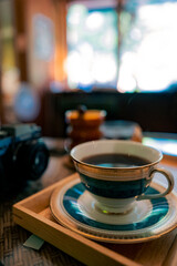 분위기 있는 무드의 카페에서 커피 한 잔