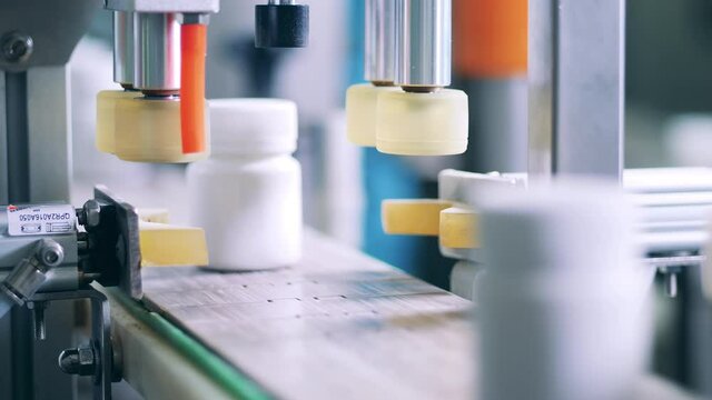 Factory mechanism is sealing tubs with pills