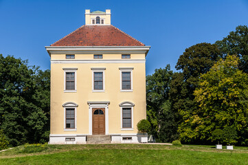 Fototapeta na wymiar Schloss Luisium im Park Luisium Dessau
