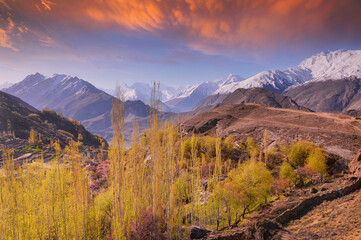 Karakoram Mountain herfst tijdens zonsopgang, pakisatan