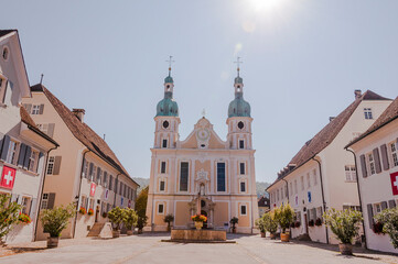 Naklejka premium Arlesheim, Dom, Arlesheimer Dom, Domplatz, Kirche, Brunnen, historische Häuser, Spazierweg, Sommer, Birstal, Baselland, Schweiz