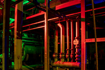 Fototapeta na wymiar farbig beleuchtete Industrieruine