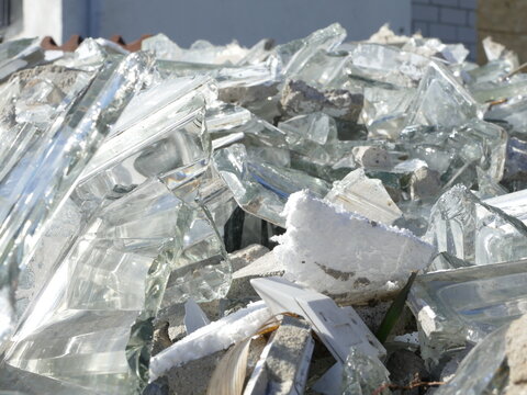 Broken glass from glass blocks in a container on a construction site Glasbruch von Glasbausteinen in einem Container auf einer Baustelle