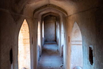 An arched arcaded corridor in the ancient Raja Mahal palace in Orchha.