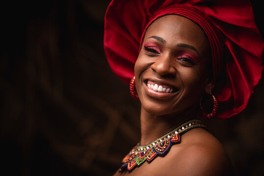 Hermoso retrato de una mujer negra con una sonrisa viendo a cámara 