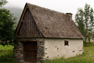 Fototapeta na wymiar farmhouse in the french pyrenees