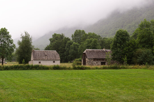 farmhouses in the french pyrenees