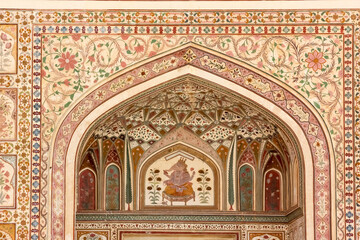 Obraz premium The ornate carvings on the arches and entrance walls to the ancient Amer fort in the city of Jaipur in Rajasthan, India.