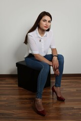 Junge attraktive Frau mit langen schwarzem Haar