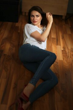 Junge hübsche Frau mit weißer Bluse und Jeans
