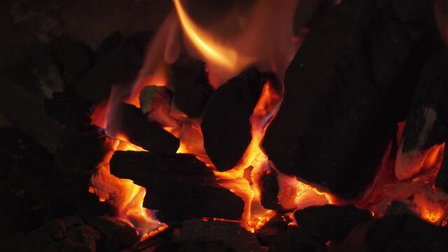 Detalle del carb&oacute;n  de una barbacoa al rojo vivo