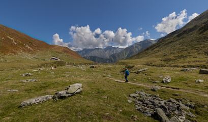 Wanderer auf der Alm im Herbst.